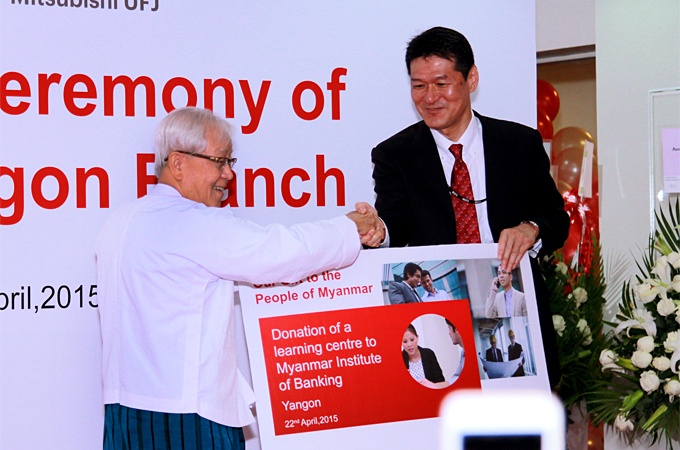 BTMU Yangon Branch GM Mitsuhiro Kimura (Right) presenting our donation of a learning centre to Dr Sein Maung (Left) Vice Chairman of Myanmar Banks Association.