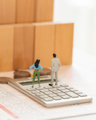 【2026年最新版】所得税はいくらからかかる？年収の壁や計算方法をわかりやすく解説！