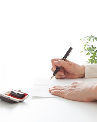 口座名義人の死亡後に必要な銀行の相続手続きとは？必要書類や払戻し制度を解説 