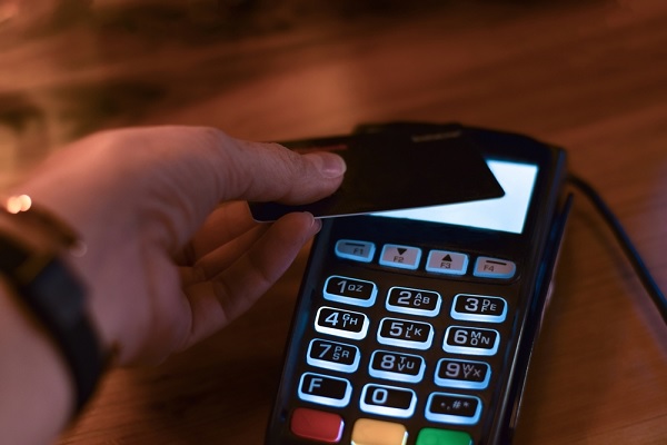 コンビニでのデビットカードの使い方は?