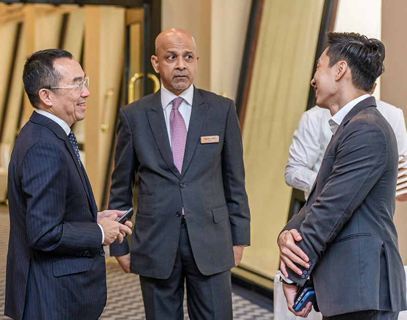 Networking between MUFG executives and attendees