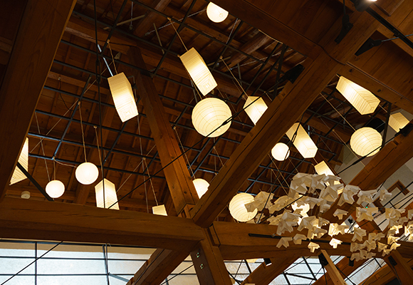 岐阜提灯で知られる企業、オゼキが手がけるイサム・ノグチの意匠による名作照明「AKARI」