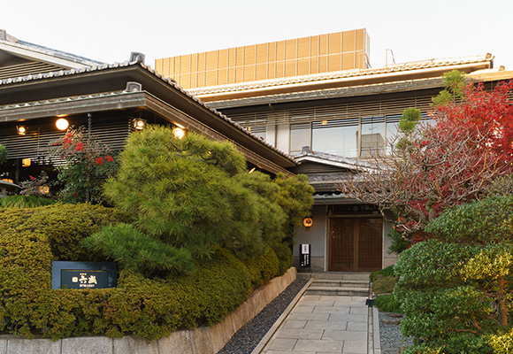 京都の代表的な料亭のひとつ、岡崎「京料理 六盛」の外観